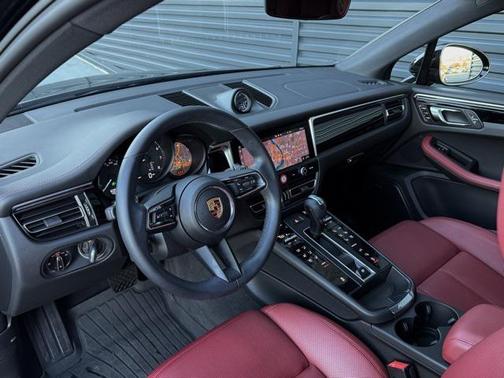 2022 Porsche Macan Base (PDK)