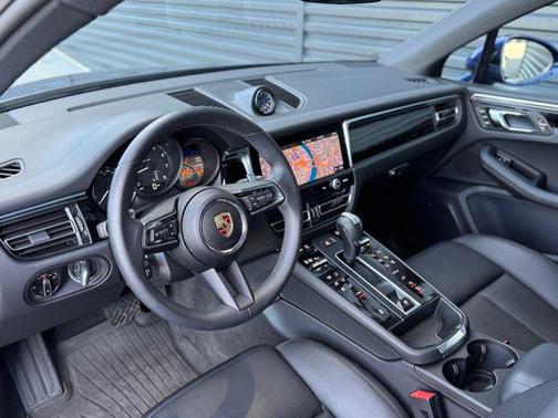 Gentian Blue Metallic 2025 Porsche Macan Macan