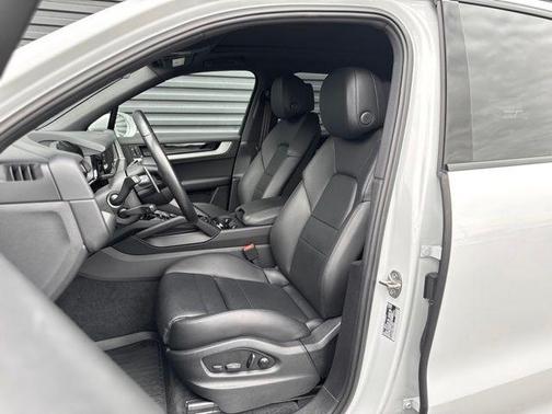 Carrara White Metallic 2024 Porsche Cayenne Cayenne