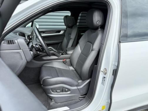 Carrara White Metallic 2024 Porsche Cayenne Cayenne