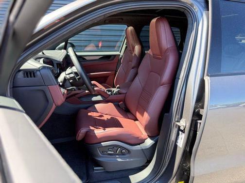 2025 Porsche Cayenne GTS