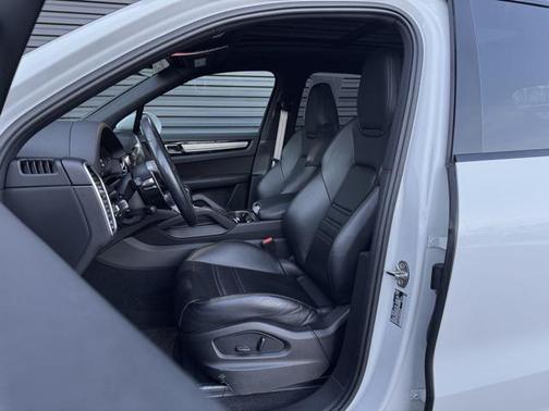 2023 Porsche Cayenne Platinum Edition