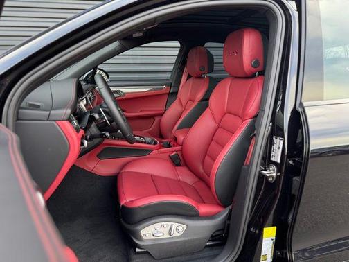 Jet Black Metallic 2026 Porsche Macan Macan GTS