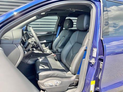 Gentian Blue Metallic 2026 Porsche Macan Macan