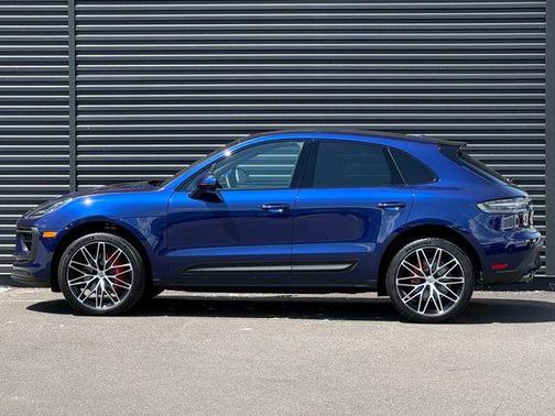 Gentian Blue Metallic 2026 Porsche Macan Macan