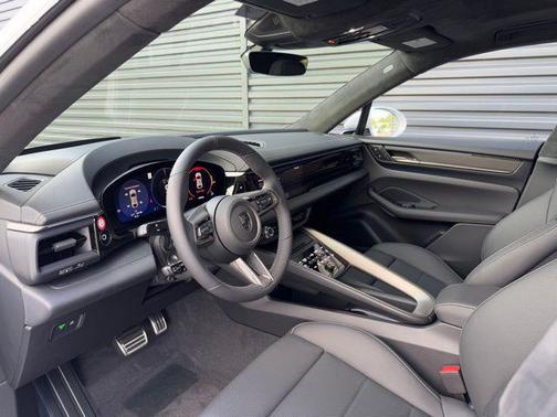 2025 Porsche Macan Turbo