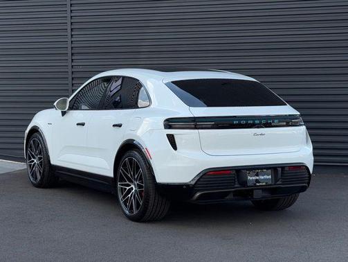 2025 Porsche Macan Turbo