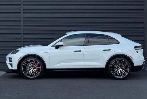 2025 Porsche Macan Turbo