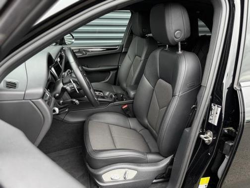 2023 Porsche Macan Base