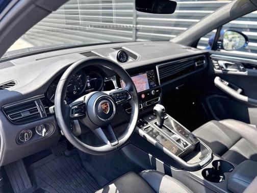 Gentian Blue Metallic 2026 Porsche Macan Macan