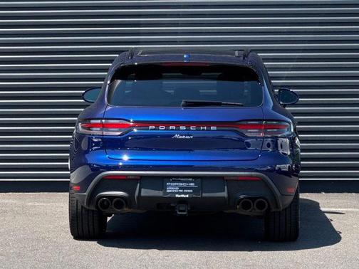 Gentian Blue Metallic 2026 Porsche Macan Macan
