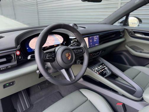 2025 Porsche Macan 4