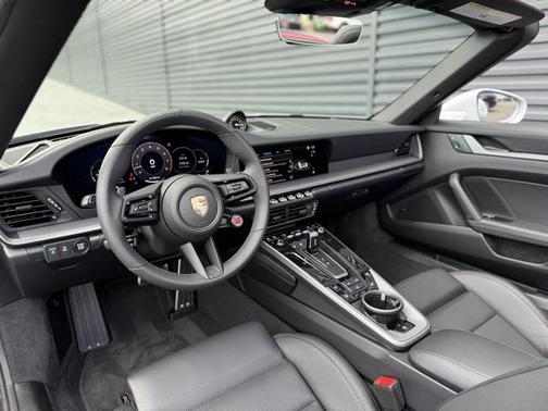 2025 Porsche 911 Carrera
