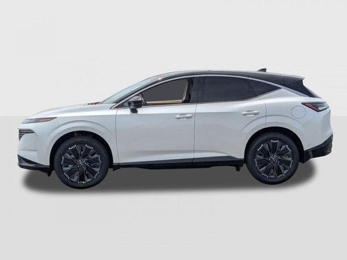 Everest White Pearl Tricoat/Super Black 2026 Nissan Murano Platinum