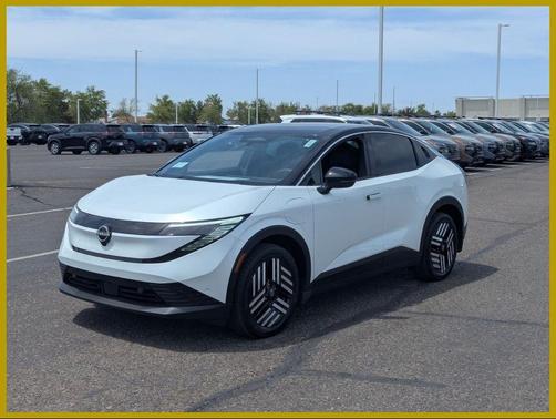 Everest White Pearl Tricoat/Black 2026 Nissan Leaf SV+