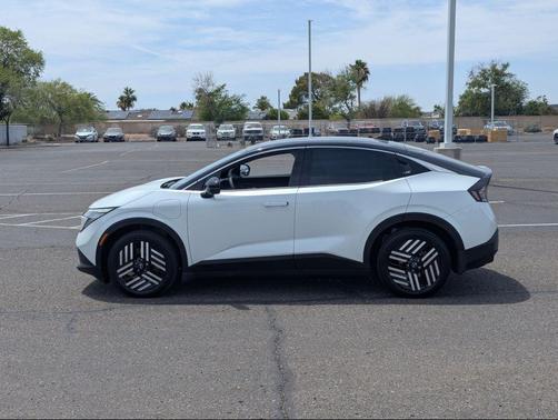 Everest White Pearl Tricoat/Black 2026 Nissan Leaf SV+