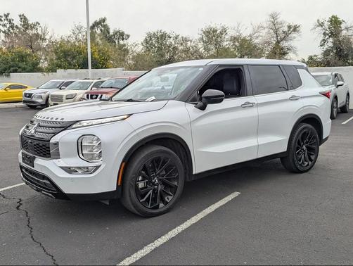 2023 Mitsubishi Outlander SE Black Edition 2WD