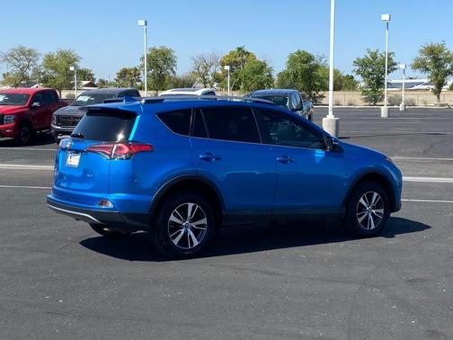 Photo 5 of 31 of 2018 Toyota RAV4 XLE