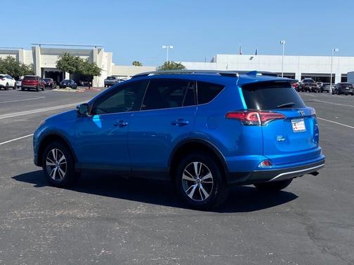Photo 3 of 31 of 2018 Toyota RAV4 XLE