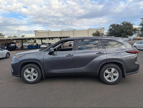2024 Toyota Highlander LE