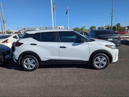 2025 Nissan Kicks S