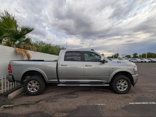 2019 RAM 2500 Laramie Crew Cab 4x4 6'4' Box