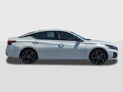 2025 Nissan Altima SR FWD