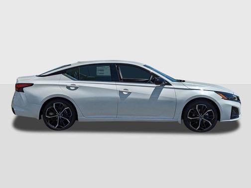 Pearl White Tricoat 2026 Nissan Altima SR FWD