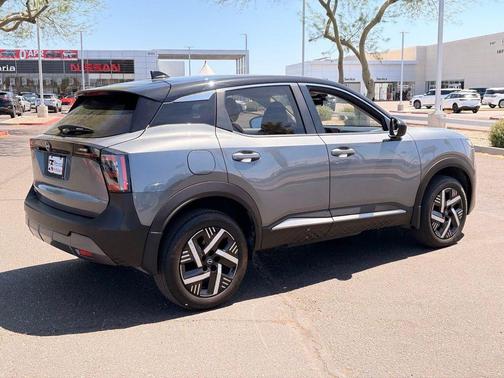 Gun Metallic/Super Black 2025 Nissan Kicks SV