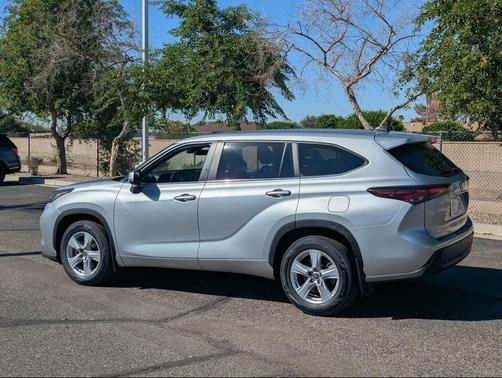 2024 Toyota Highlander LE