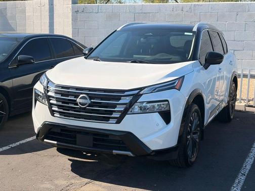 Everest White Pearl/Super Black 2024 Nissan Rogue Platinum
