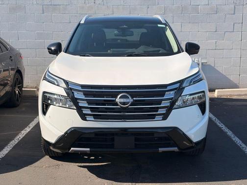 Everest White Pearl/Super Black 2024 Nissan Rogue Platinum