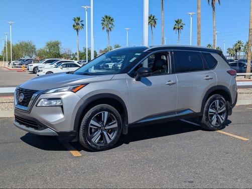 Champagne Silver Metallic/Super Black 2021 Nissan Rogue SL