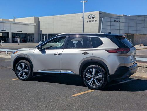 Champagne Silver Metallic/Super Black 2021 Nissan Rogue SL