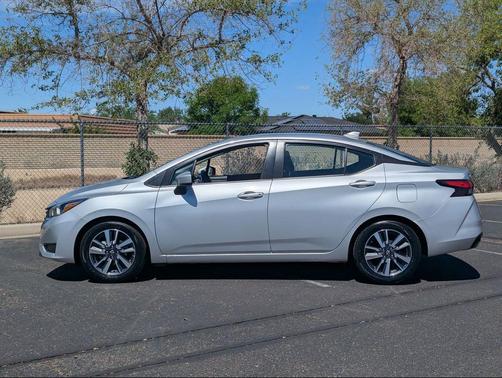 Brilliant Silver Metallic 2023 Nissan Versa 1.6 SV