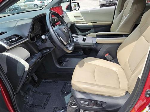 2021 Toyota Sienna XLE 8 Passenger