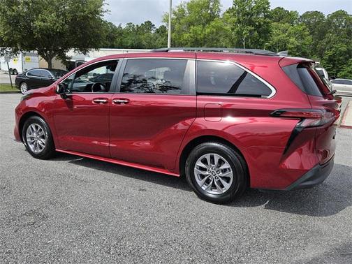 2021 Toyota Sienna XLE 8 Passenger