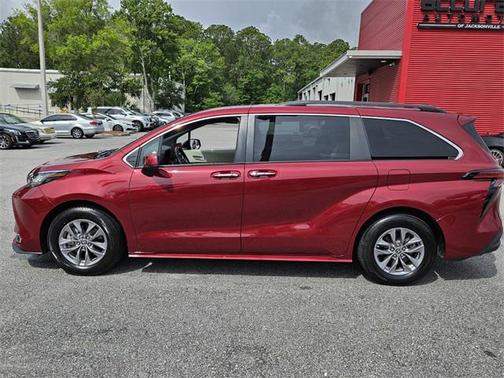 2021 Toyota Sienna XLE 8 Passenger