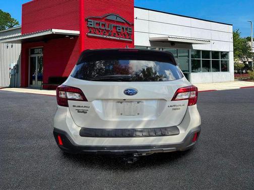 Crystal White Pearl 2019 Subaru Outback 3.6R Touring