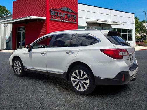 Crystal White Pearl 2019 Subaru Outback 3.6R Touring