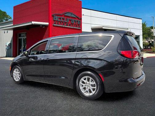 Brilliant Black Crystal Pearlcoat 2022 Chrysler Voyager LX