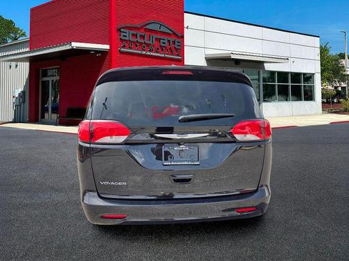Brilliant Black Crystal Pearlcoat 2022 Chrysler Voyager LX