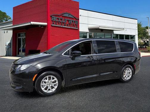 Brilliant Black Crystal Pearlcoat 2022 Chrysler Voyager LX