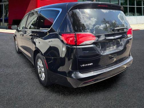Brilliant Black Crystal Pearlcoat 2022 Chrysler Voyager LX