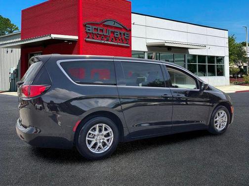 Brilliant Black Crystal Pearlcoat 2022 Chrysler Voyager LX