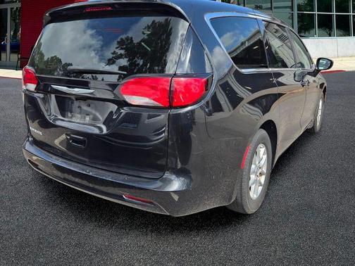 Brilliant Black Crystal Pearlcoat 2022 Chrysler Voyager LX
