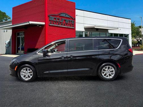 Brilliant Black Crystal Pearlcoat 2022 Chrysler Voyager LX