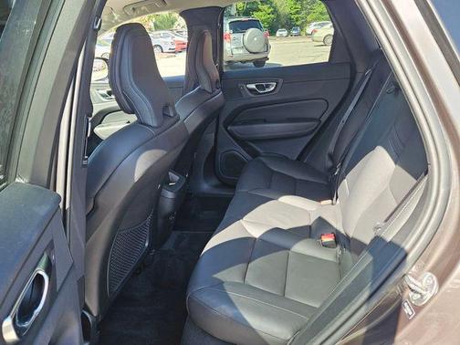 2022 Volvo XC60 Momentum