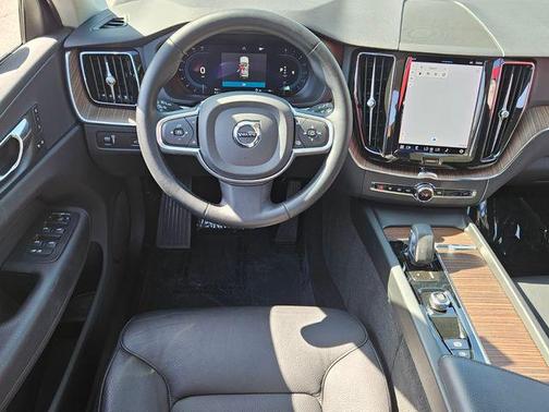 2022 Volvo XC60 Momentum