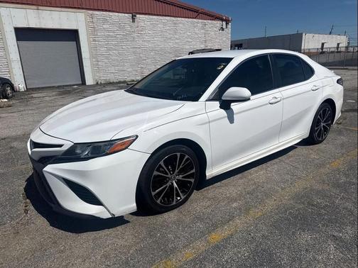 Super White 2018 Toyota Camry